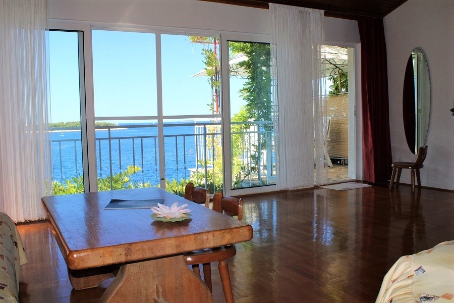 Nappali nagy ablakokkal és hozzáféréssel a tengerre néző teraszhoz