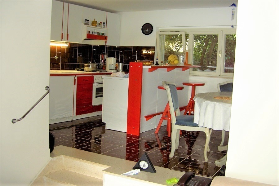 Funkcionális kialakítású konyha étkezővel és bárral