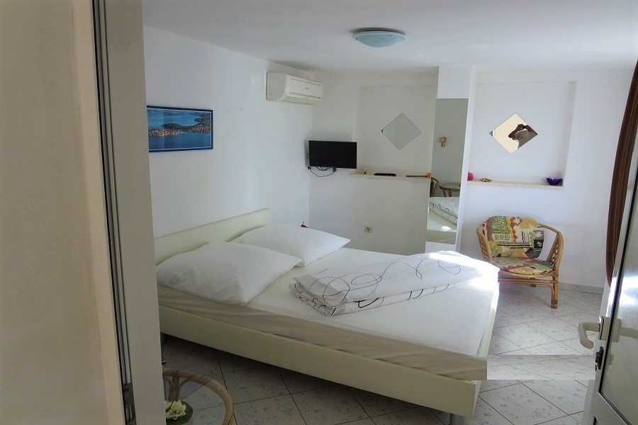 Hálószoba franciaággyal, légkondicionálóval és világos bútorokkal