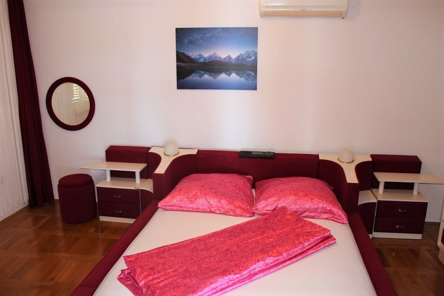 Hálószoba franciaággyal és modern bútorokkal