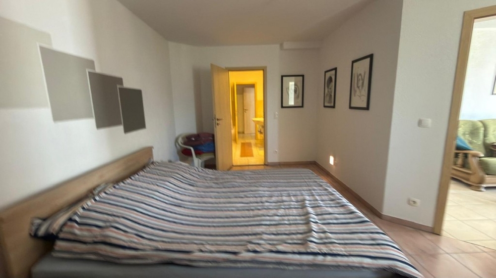 A hálószoba a fürdőszobára néz