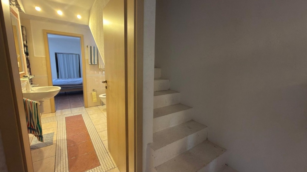 A folyosó a fürdőszobához és a lépcsőhöz vezet