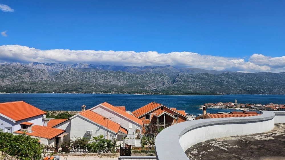 Panorámás kilátás a tengerre, a Velebit-hegységre és a Vinjeracra