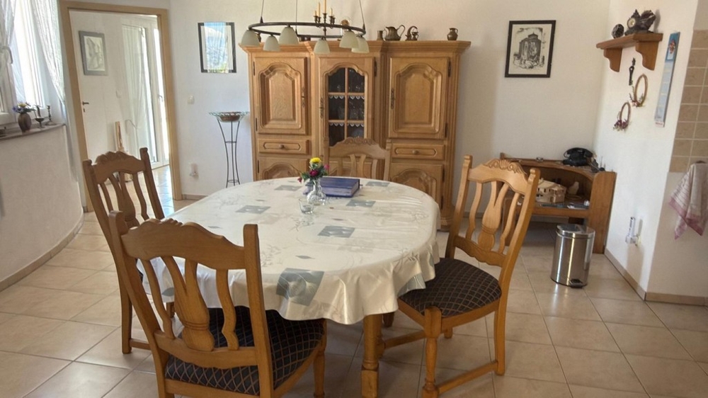 Étkező fabútorokkal és nyitott terű kialakítással