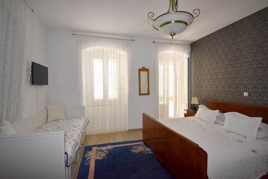 Hálószoba franciaággyal és kijárattal az erkélyre