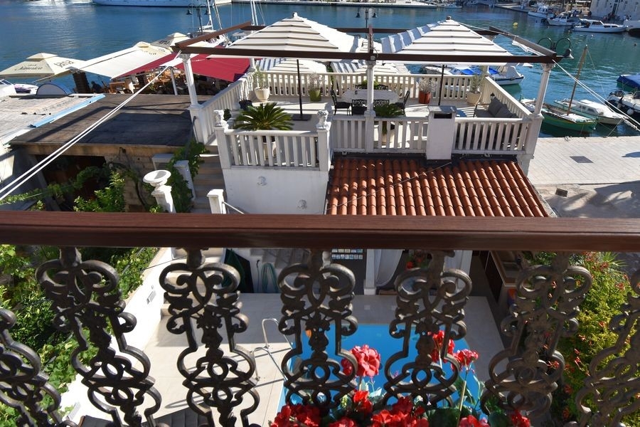 Tetőterasz, kilátással a tengerre és a kikötőre