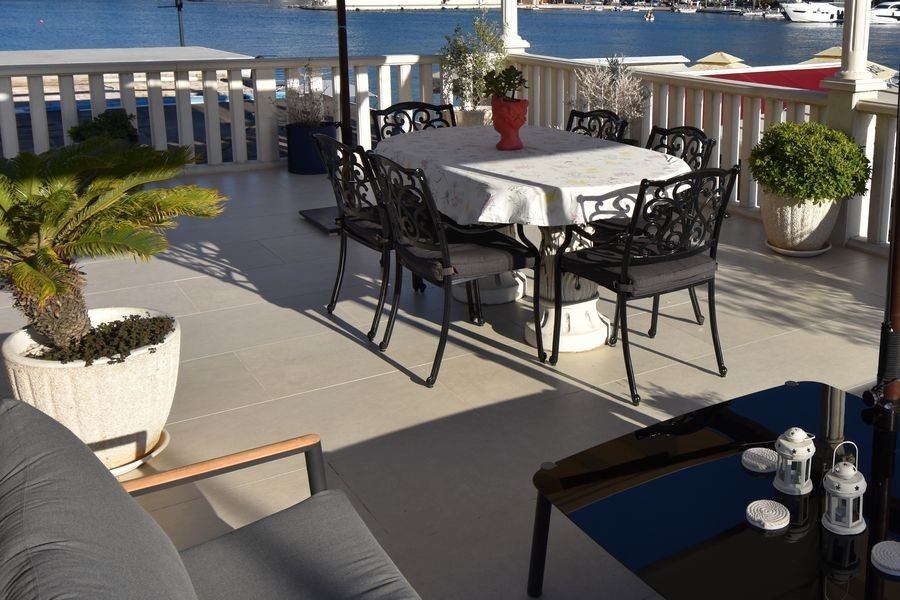 Fedett terasz vízparti ülősarokkal