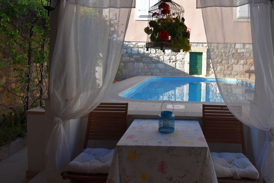 Fedett étkező a medence mellett