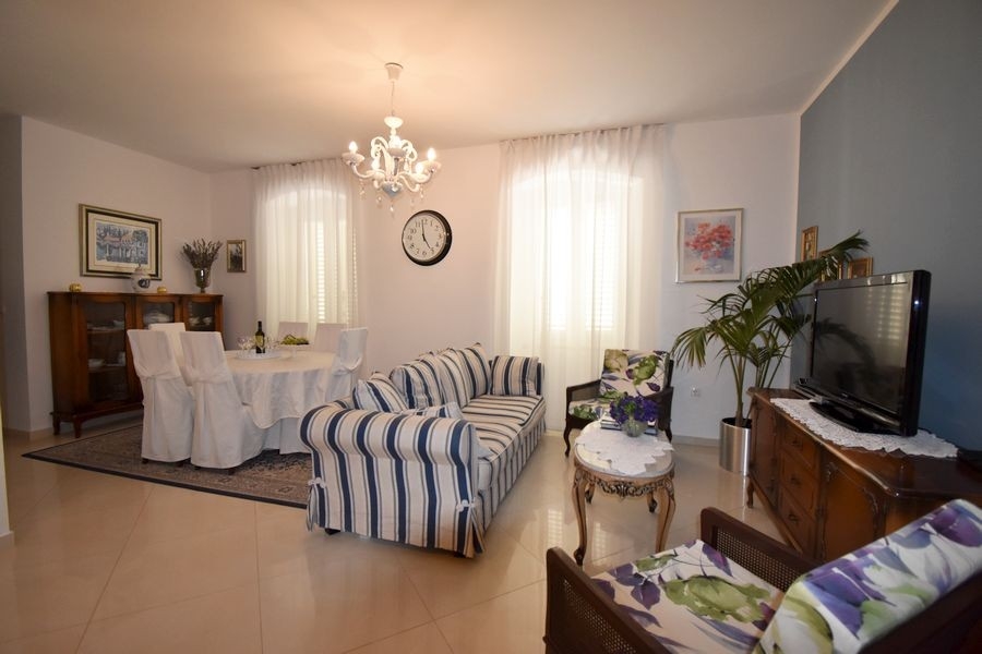 Nappali kanapéval és klasszikus bútorokkal