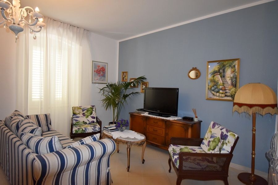 Nappali TV-vel és ülőbútorokkal