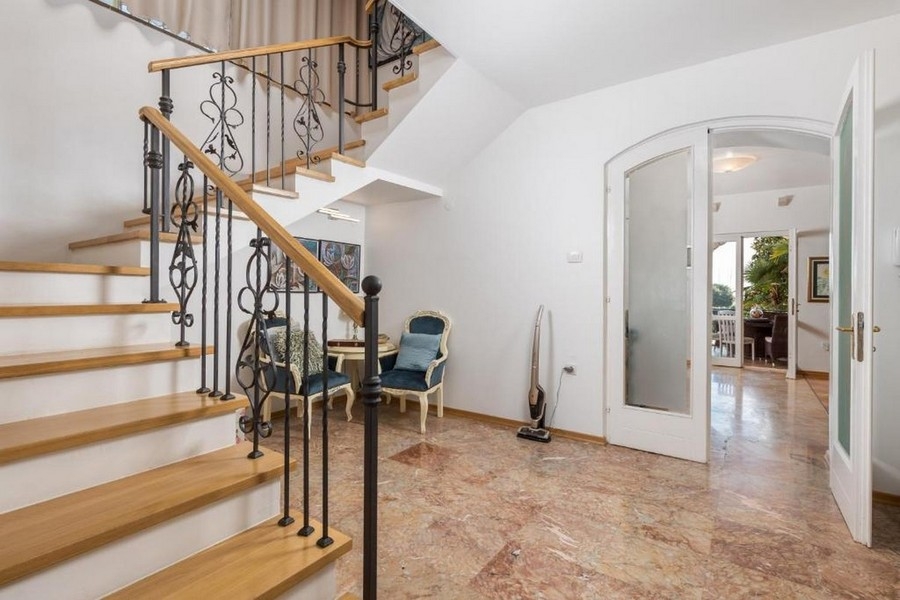 Bejárati rész lépcsővel és márványpadlóval