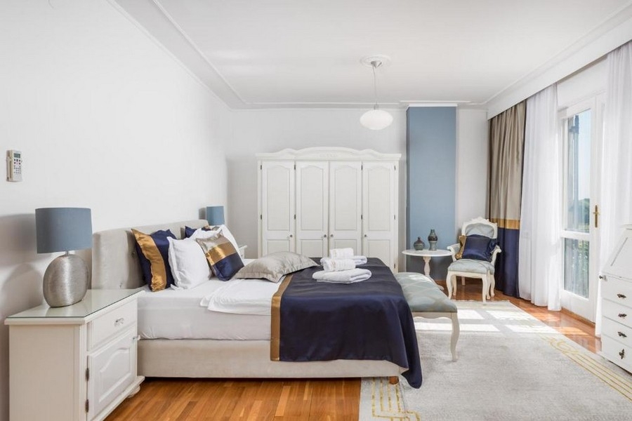 Hálószoba franciaággyal és kijárattal az erkélyre