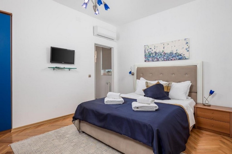 Hálószoba franciaággyal és légkondicionálóval