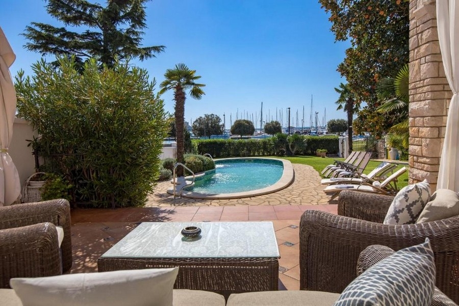 Villa úszómedencével, közel a tengerhez Umagban, Isztria.