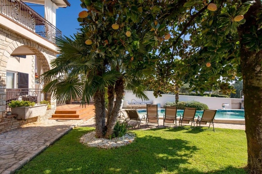 A Villa H3918 mediterrán kültéri területe Umagban, Isztria.