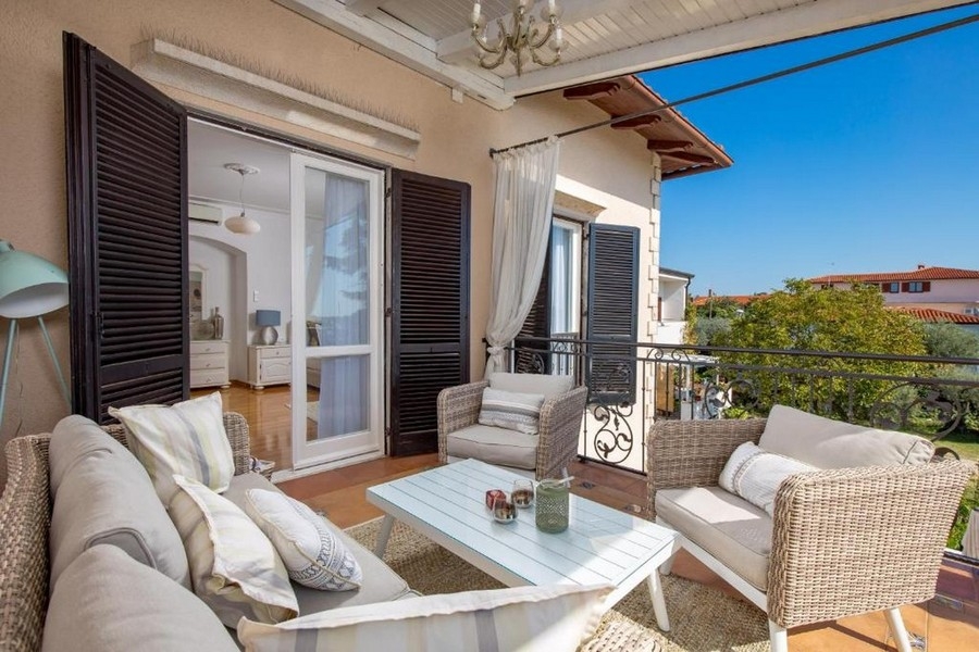 Terasz ülősarokkal és kilátással a növényzetre