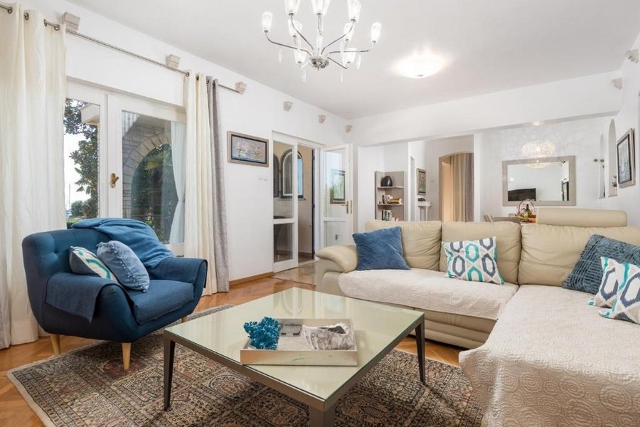 Világos nappali terasszal