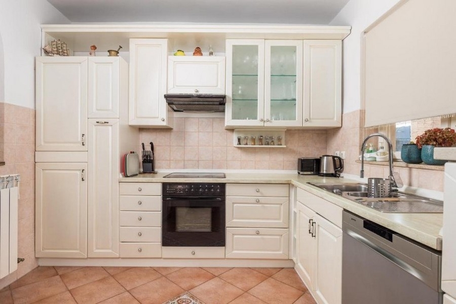 Konyha beépített gépekkel és munkalappal