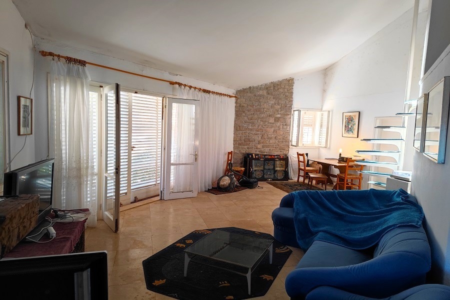 Nappali kandallóval és kijárattal a teraszra