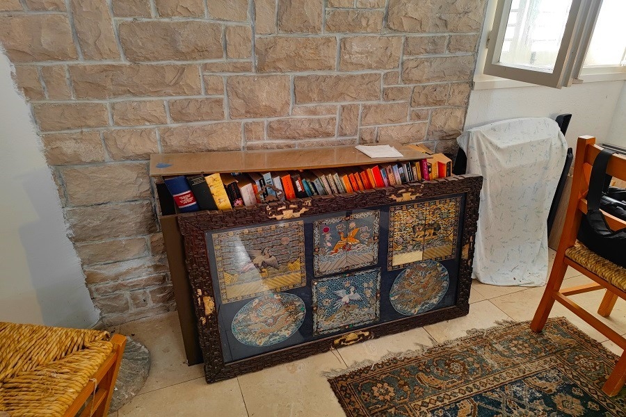 Belső természetes kőfallal és díszítő elemekkel