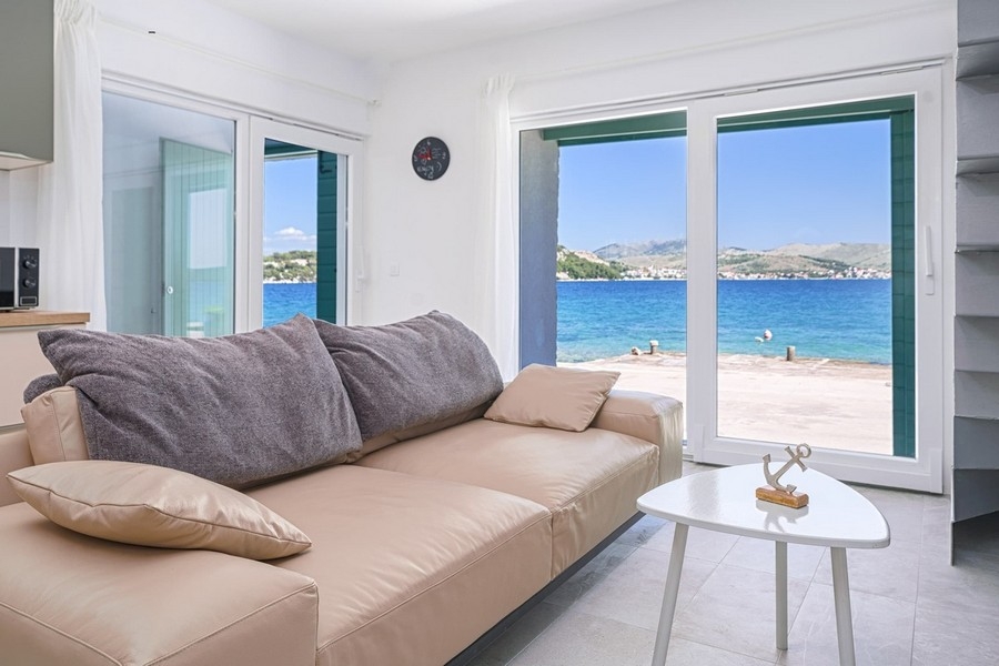 Nappali kanapéval és közvetlen kilátással a tengerre