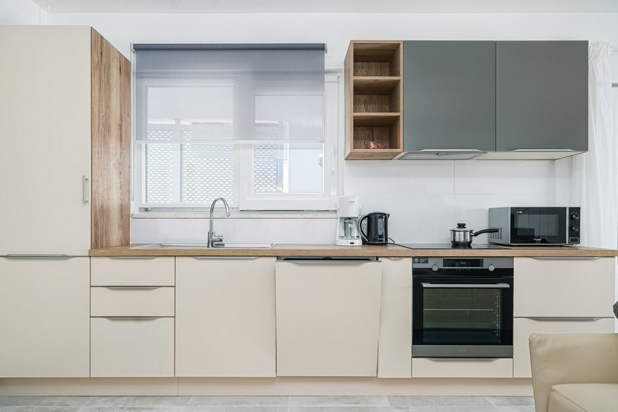 Modern felszerelt konyha elektromos gépekkel