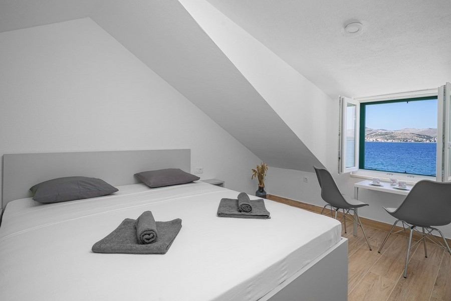 Tengerre néző hálószoba ablakkal