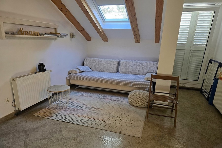 Nappali kanapéval és tetőablakkal