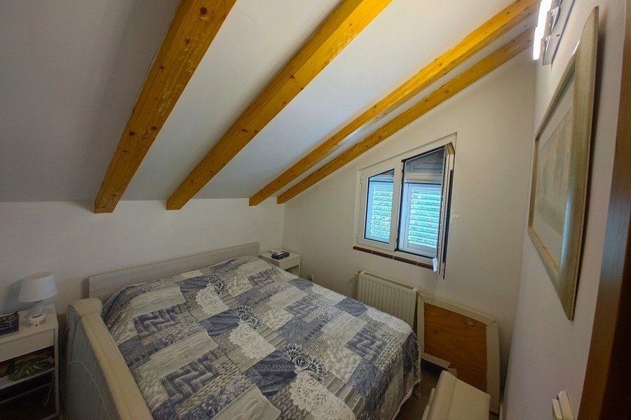 A tetőtérben hálószoba franciaággyal