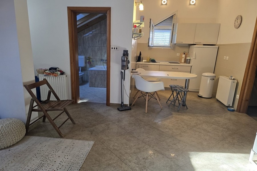 Nyitott nappali konyhával és étkezővel