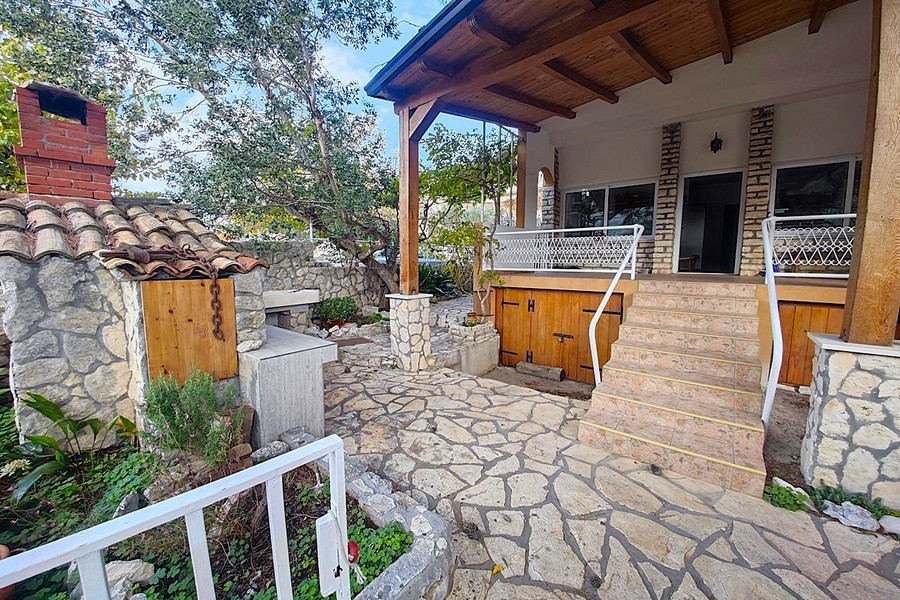 Bejárati rész terasszal és természetes kőpadlóval