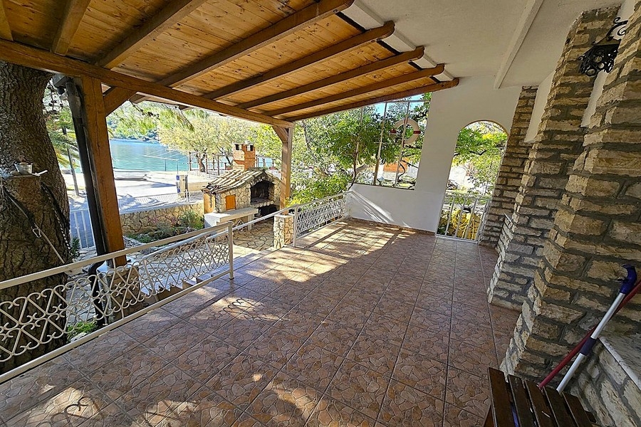 Fedett terasz, kilátással a tengerre