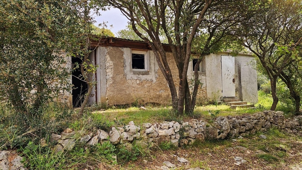 Újjáépítendő ház a tenger mellett.