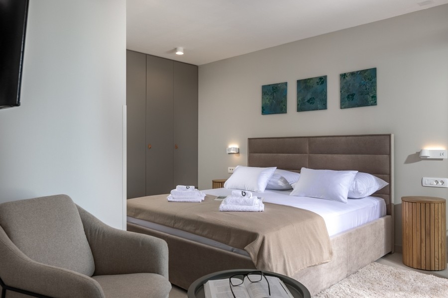 Hálószoba franciaággyal és beépített gardróbbal