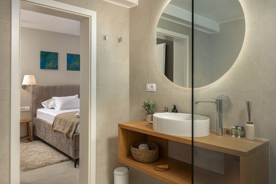 Fürdőszoba mosdóval és kerek tükörrel