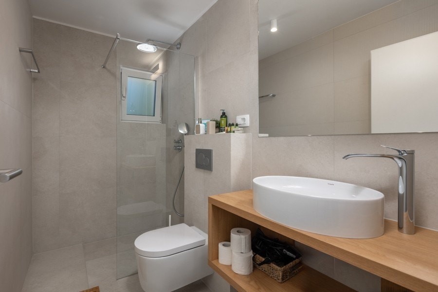 Modern fürdőszoba zuhanyzóval