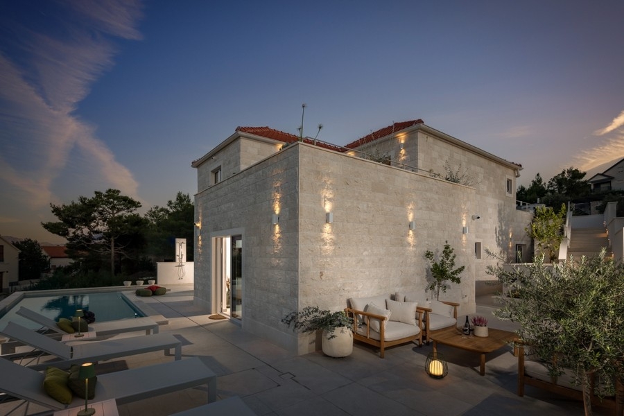 Természetes kő stílusú villa a horvátországi Bracon.