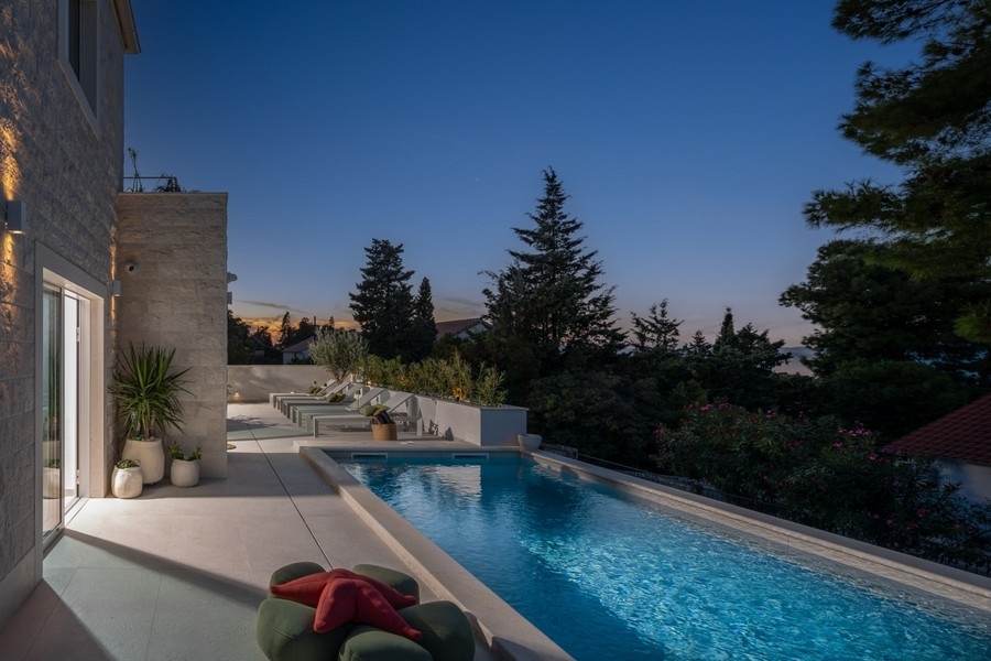 Zöldségre néző medence - H3926 ingatlan.