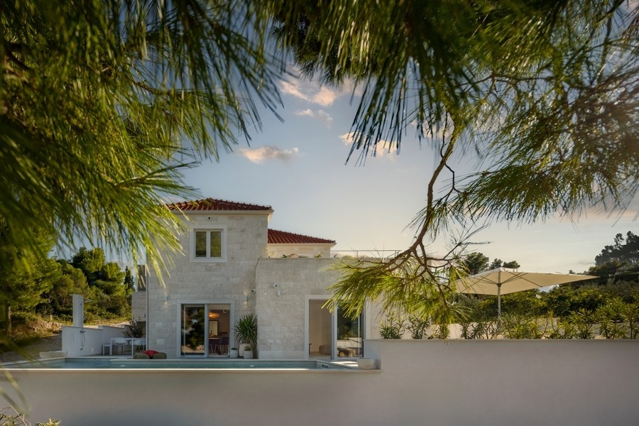 Kővilla medencével és terasszal Bračon