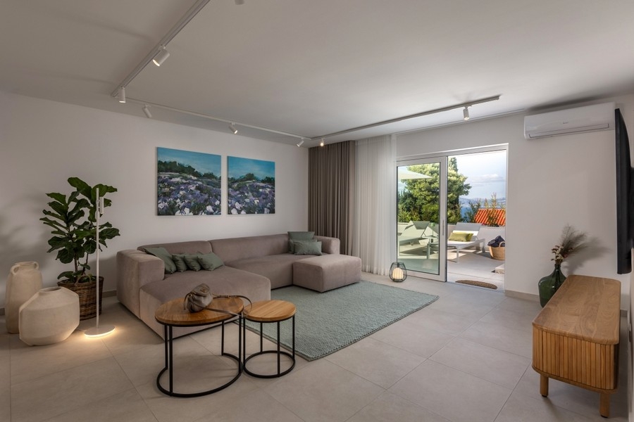 Nappali kanapéval és kijárat a teraszra