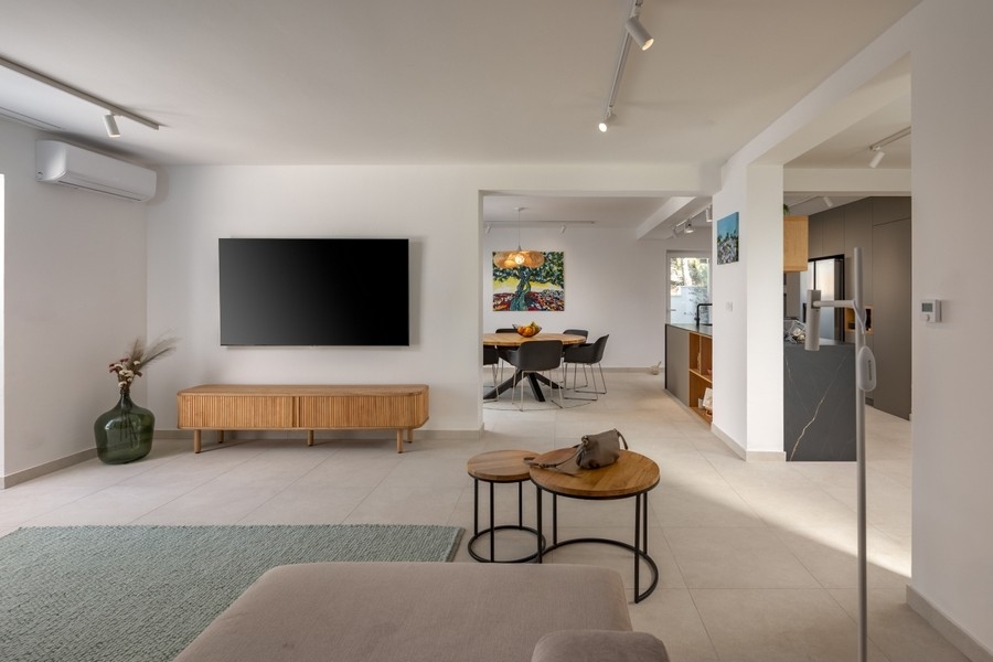 Nyitott nappali TV-vel és átjáró a konyhába