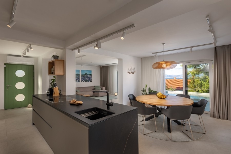 Medencére és tengerre néző étkező