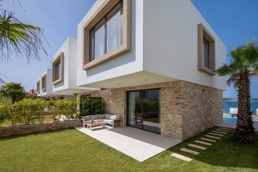 Modern villa tengerre néző kilátással és kerttel
