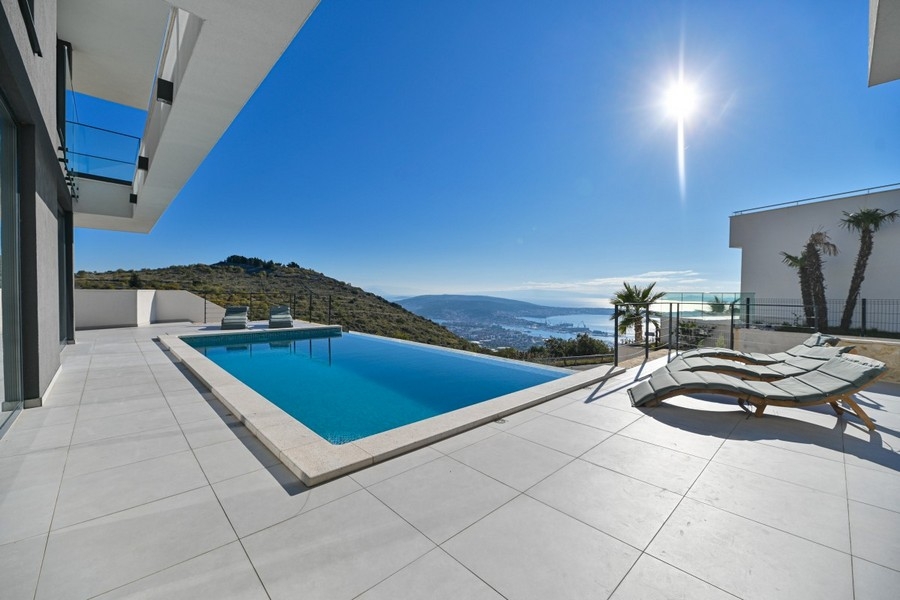 Modern villa végtelenített medencével és kilátással a tengerre