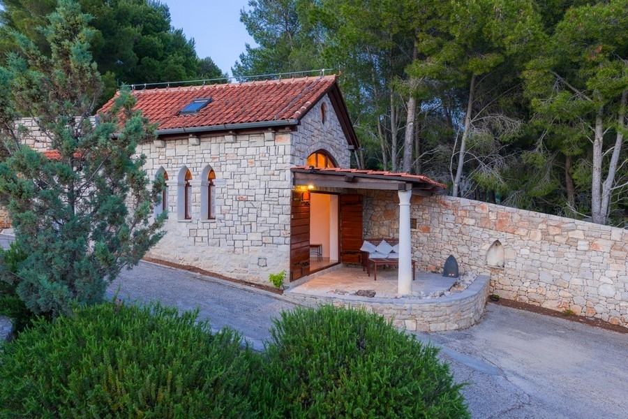 Kőház csendes helyen, mediterrán kerttel