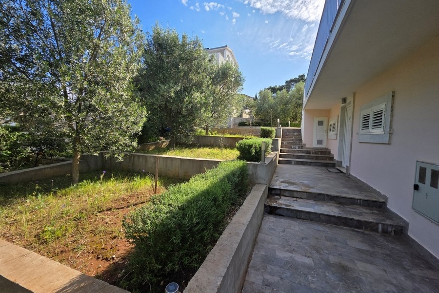 Ház bejárata terasszal és kerttel