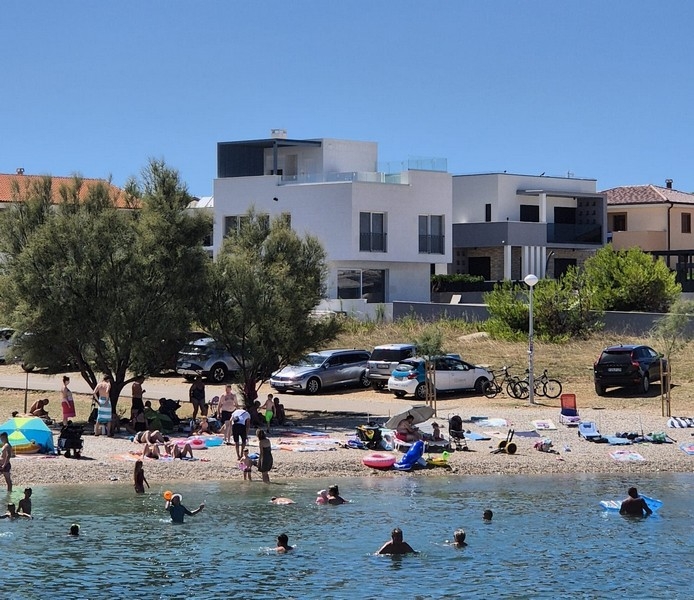 Modern villa a strand közelében, Vir szigetén, kortárs építészettel.