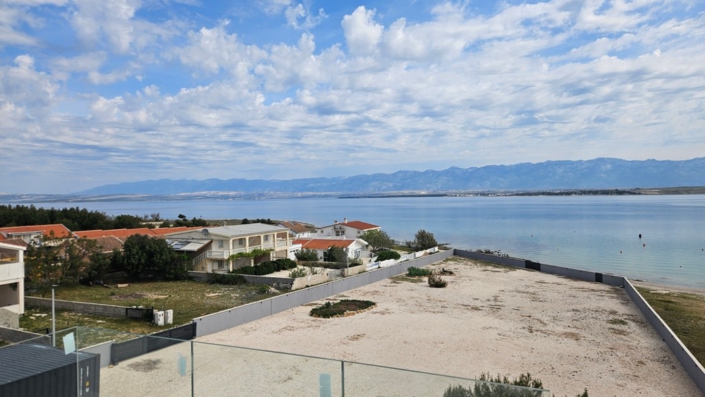 Széles panorámás kilátás nyílik a tengerre, Pag szigetére és a Velebit-hegységre.