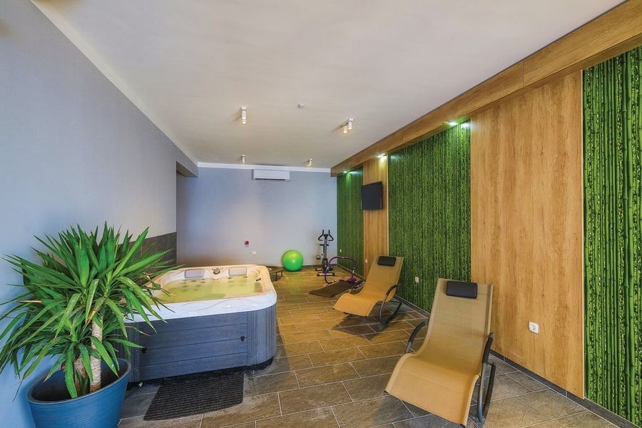 Jacuzzi és wellness szoba egy modern villában