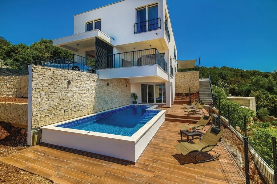 Modern villa úszómedencével és napozóterasszal